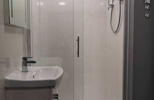 Kirkcaldy Apartment | Double Ensuite Room