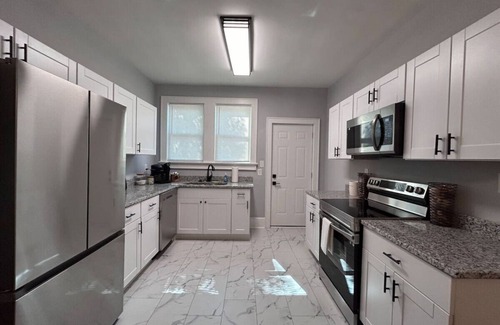 Columbia House | Double King 2bed/2 bath in Downtown Columbia!