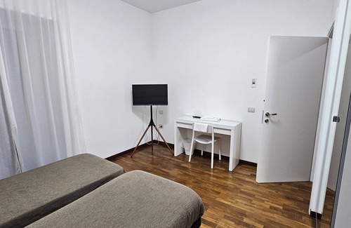 Potenza House | Double or Twin - Private External Bathroom