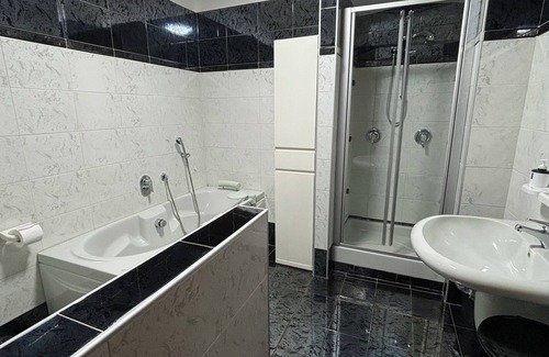 Potenza House | Double or Twin - Shared Bathroom