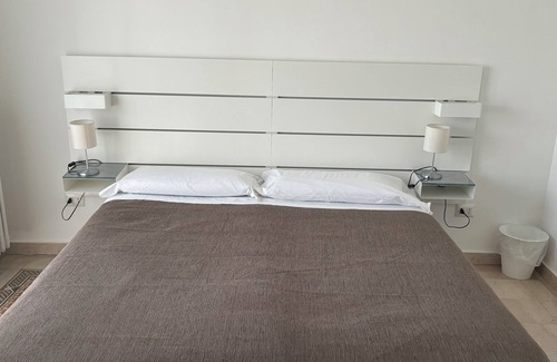 Potenza House | Double or Twin - Shared Bathroom