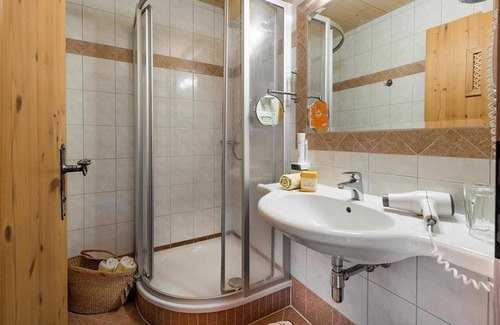 Dorfgastein House | Double room B 2 with shower, separate WC - Berghotel Hauserbauer