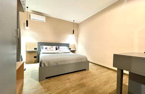 Corso dei Mille - Sant'Erasmo House | Double room, bright with a view of Palermo central station (3)