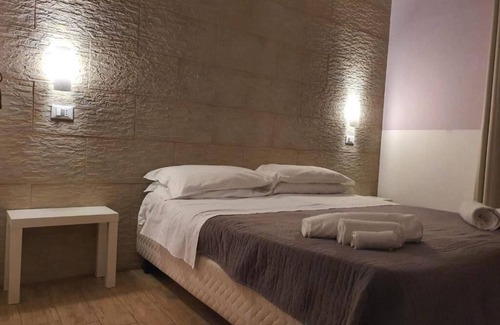 Corso dei Mille - Sant'Erasmo House | Double room, bright with a view of Palermo central station (3)