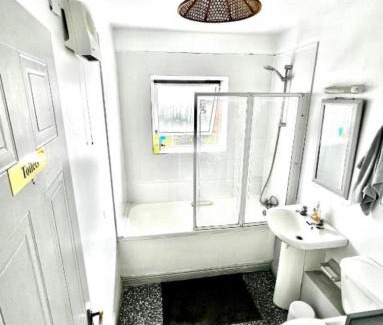North Wall House | Double Room in a Cozy shared apartment, Custom House Harbour Apartments