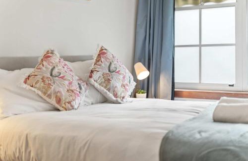 Peakhurst House | Double Room in Peakhurst - Centrally Located - Shared Bathroom