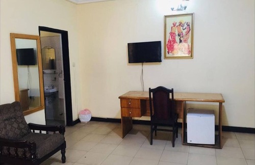 Accra Bed & Breakfast | Double Room With Balcony in the heart of city
