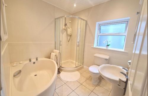 Douglas House | Double & Single Room Options in Quiet, Relaxing Home in Frankfield