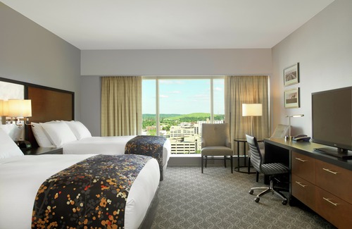 Cedar Rapids - Iowa City Hotel | DoubleTree by Hilton Hotel Cedar Rapids Convention Complex