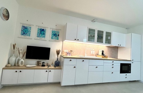Lattes Apartment | Douc'Evasion: Spacious new air-conditioned T1, queen size bed, 2 people, tram