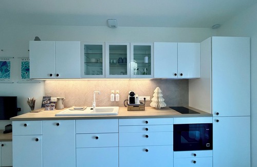 Lattes Apartment | Douc'Evasion: Spacious new air-conditioned T1, queen size bed, 2 people, tram