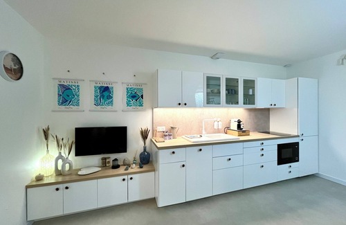 Lattes Apartment | Douc'Evasion: Spacious new air-conditioned T1, queen size bed, 2 people, tram