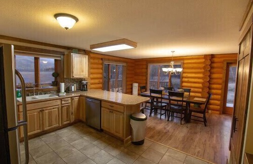 East Kootenay House | Douglas Lake Log Cabin - 10 Person House - Great Mountain Views All Seasons