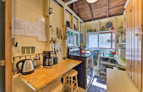 Douglas Cottage | Douglas 'Whispering Winds' Cottage w/Beach!
