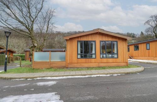 Saddleworth House | Dovestone Luxury Lodges sleeps 4 - pets welcome