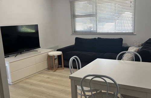 Elanora Heights House | Downstairs Ground floor simple 2br duplex opposite Lake