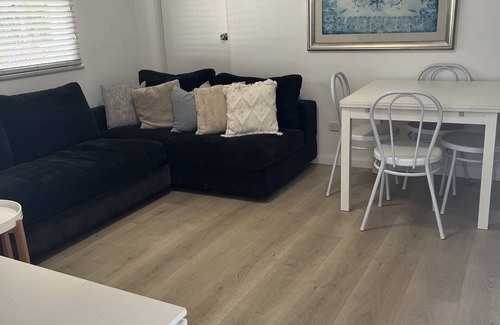 Elanora Heights House | Downstairs Ground floor simple 2br duplex opposite Lake