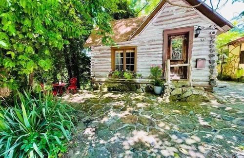 Eureka Springs Historic District Cabin | Downtown 1930’s Log Cabin