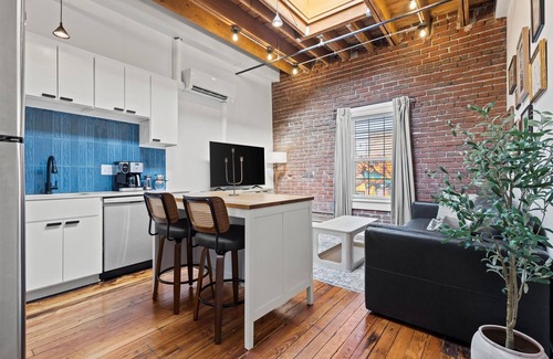 Crossroads Arts District Condo | Downtown 1BR Loft | Crossroads Arts District | Free Parking Spot