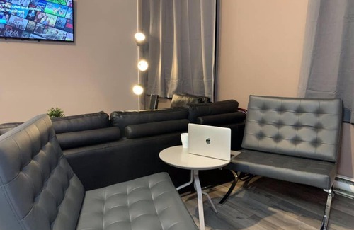 Downtown Edmonton Apartment | Downtown 2BR Loft with FREE Parking