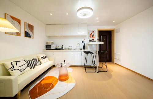 Downtown Shanghai Apartment | Downtown, 3B2B, near Pedestrian St, the Bund, Pearl Tower