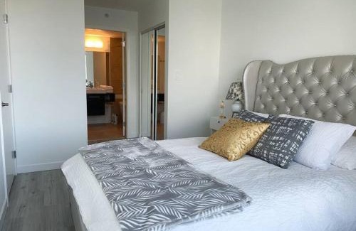 Crosstown Apartment | Downtown 3br/2ba+Views+Skytrain+Free Parking