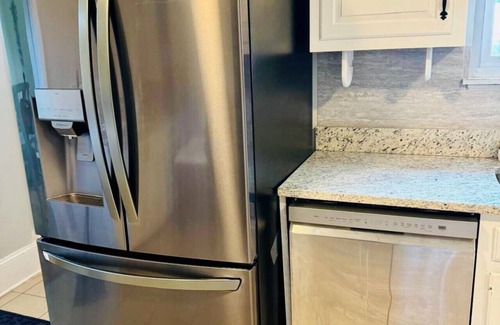 East Riverdale Apartment | Downtown Access Huge Backyard Free Parking