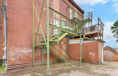 Lancaster Apartment | Downtown Apt: 23 Mi to Hocking Hills State Park