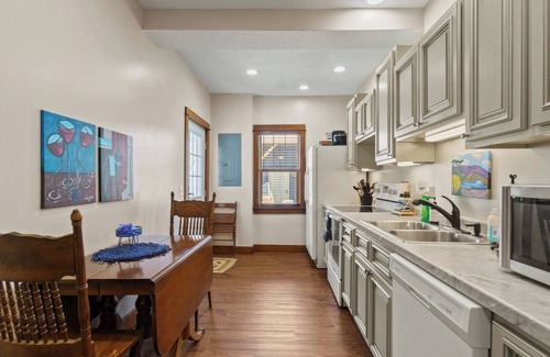 West Central Apartment | Downtown Apt w/Free parking by Parkview Field