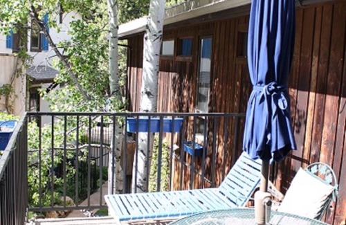 West End Condo | Downtown Aspen/ 5 blocks to center of town, 2 blocks to free skier shuttle.