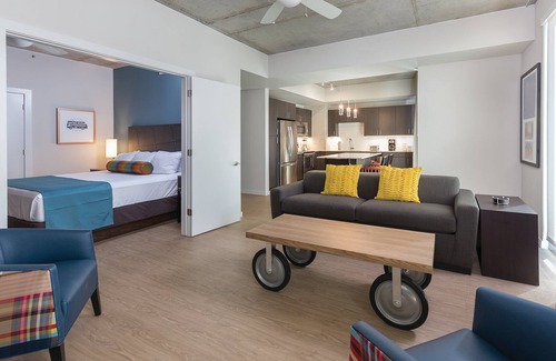 West End Resort | DOWNTOWN Austin with ROOFTOP Pool and BBQ Area, Fire Pit & a Fitness Center