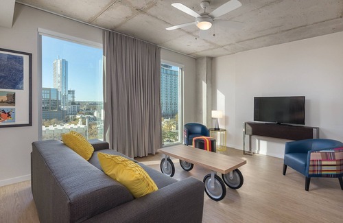 West End Resort | DOWNTOWN Austin with ROOFTOP Pool and BBQ Area, Fire Pit & a Fitness Center