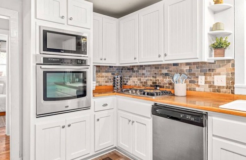 Buford Apartment | Downtown Buford Walkable Fall Getaway
