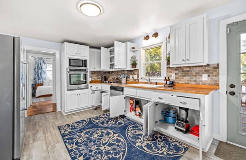 Buford Apartment | Downtown Buford Walkable Fall Getaway