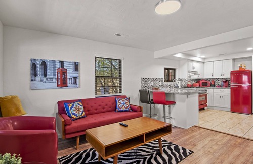 Williams House | Downtown Burgundy Bungalow w/Fully Fenced Yard, AC, W/D, 3 Smart TVs, Fast WiFi