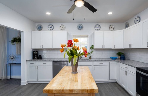 Cambridge House | Downtown Cambridge | Driveway Parking | Modern Upgrades