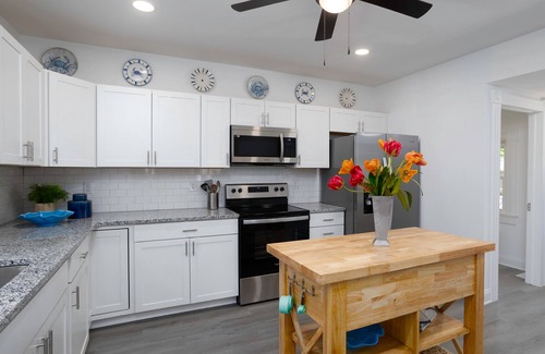 Cambridge House | Downtown Cambridge | Driveway Parking | Modern Upgrades