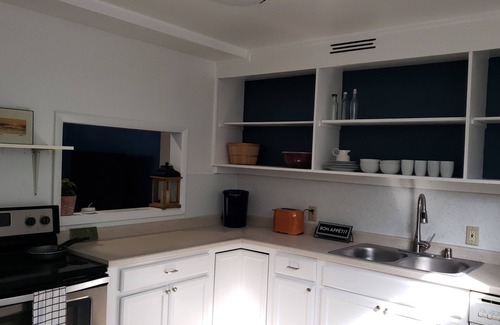 South Addition Apartment | Downtown Charming Walkabout 2brm apt-PETS Welcome-sleeps 8