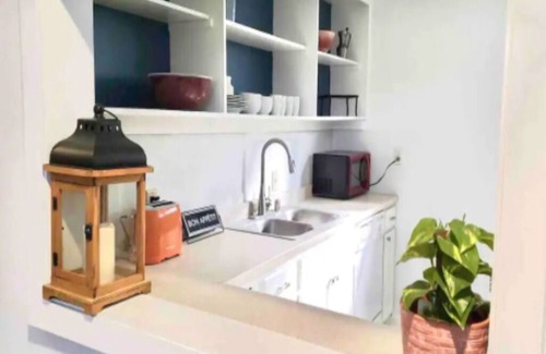 South Addition Apartment | Downtown Charming Walkabout 2brm apt-PETS Welcome-sleeps 8