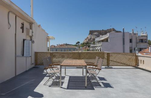 Plaka Apartment | Downtown Cocoon with Roof Deck