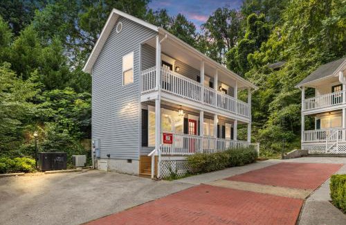 Gatlinburg House | Downtown Dolly is a 2 bed 2bath creekside cottage only a half mile from downtown Gatlinburg