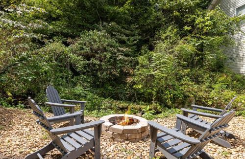 Gatlinburg House | Downtown Dolly is a 2 bed 2bath creekside cottage only a half mile from downtown Gatlinburg