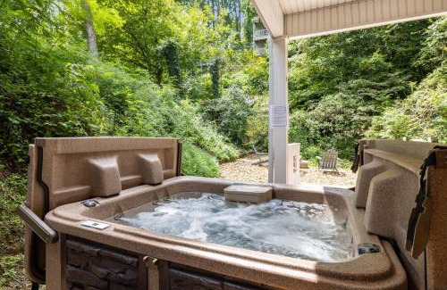 Gatlinburg House | Downtown Dolly is a 2 bed 2bath creekside cottage only a half mile from downtown Gatlinburg