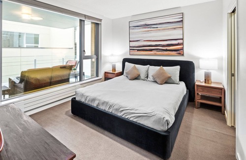 Downtown Victoria Condo | Downtown Executive Suite w/ secure parking