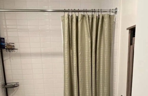 Downtown Oakland Apartment | Downtown High Rise - Garage Parking / Walk to BART