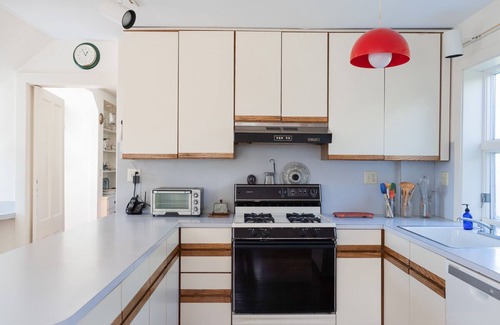 North Haven House | Downtown Hilltop Cottage - Breathtaking View