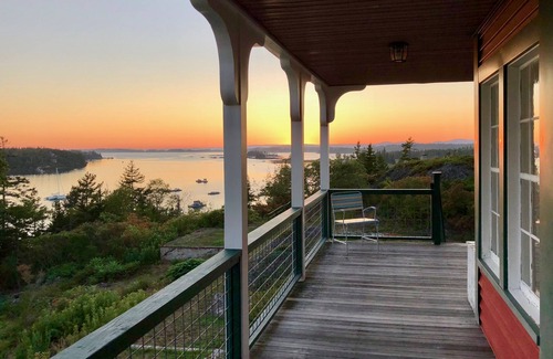 North Haven House | Downtown Hilltop Cottage - Breathtaking View