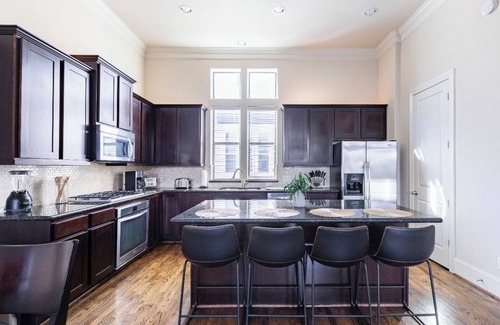 East Downtown Houston House | Downtown Houston Haven: Stylish & Spacious!