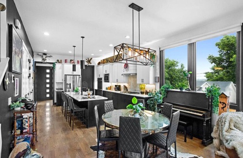 Chestnut Hill Apartment | Downtown Jungle! Exotic, Unique, Bold 7 min 2 DT