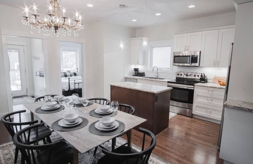 West Edmonton House | DOWNTOWN~KINGBED~4BR~Fireplace~